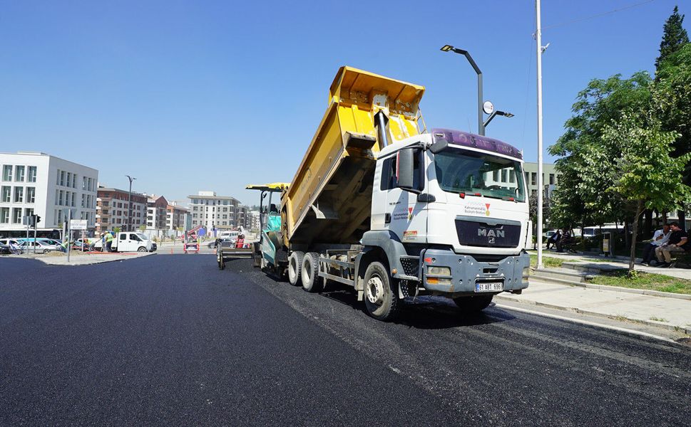 Büyükşehir, Zübeyde Hanım’da İkinci Etaba Başladı; Son Kat Asfalt Seriliyor