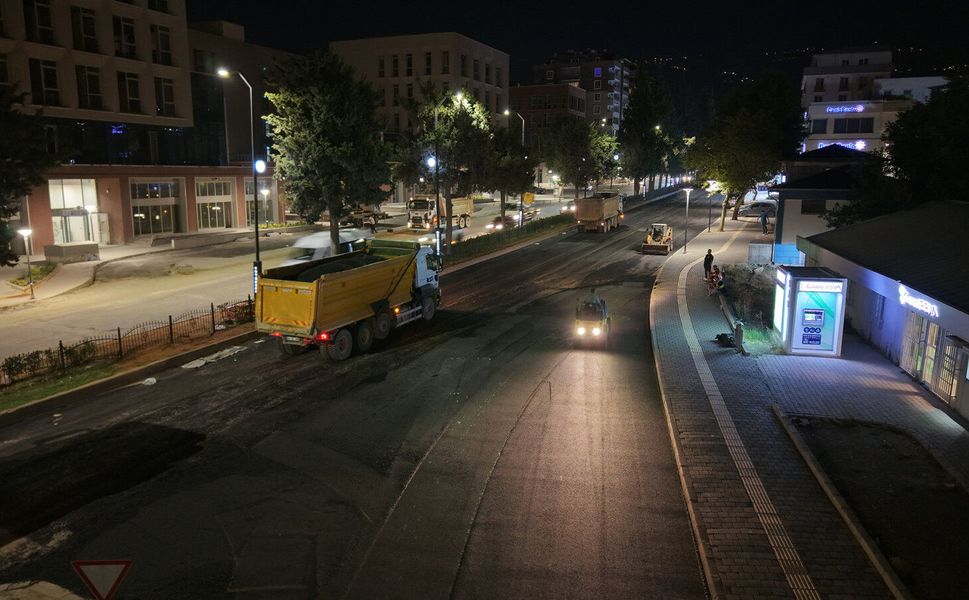 AZERBAYCAN BULVARI’NIN SON KAT ASFALTI SERİLİYOR