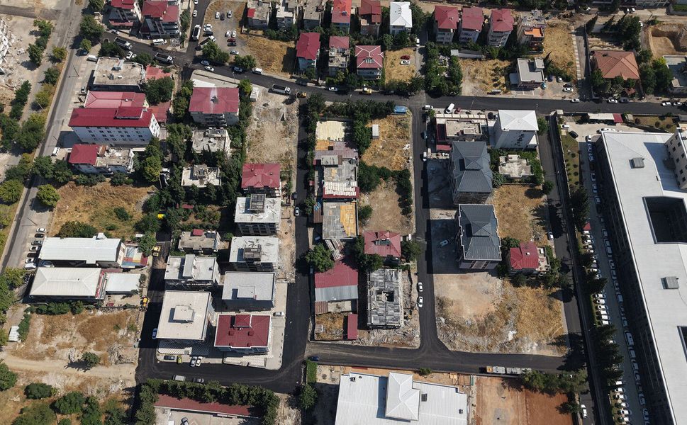 Büyükşehir, Bahçelievler’i Sokak Sokak, Cadde Cadde Sıcak Asfaltla Buluşturuyor