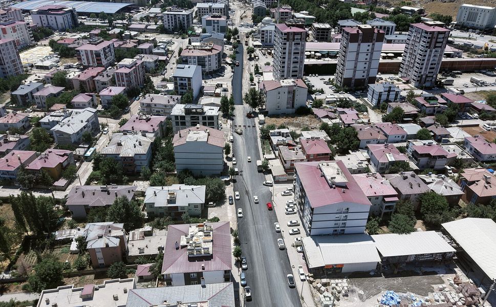ELBİSTAN SÖĞÜTLÜ CADDESİ’Nİ MODERN GÖRÜNÜMÜNE KAVUŞTURUYOR
