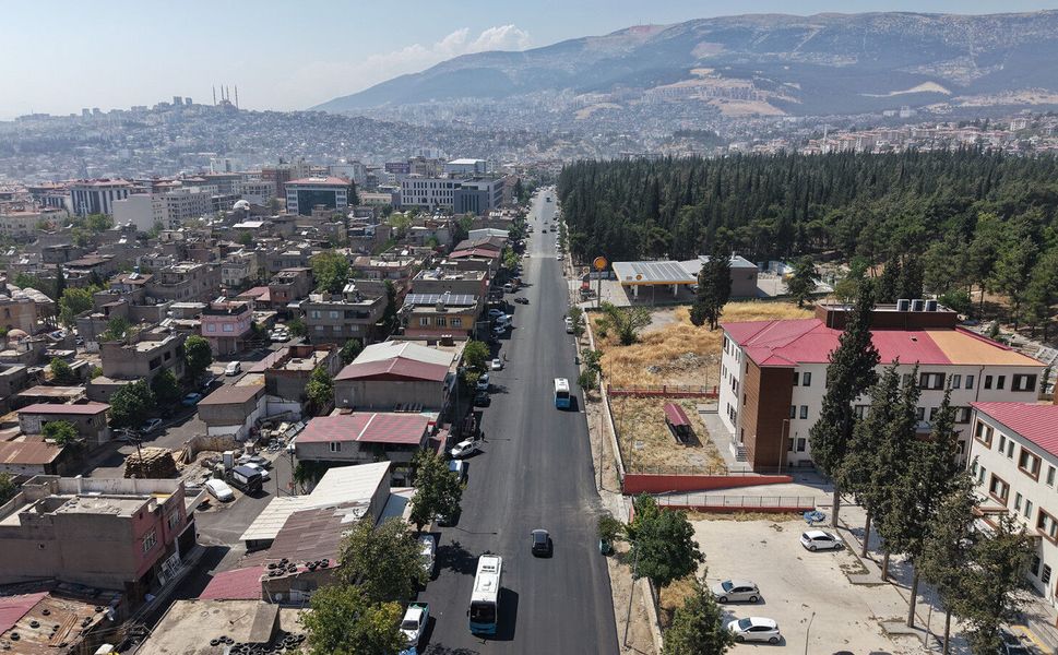 Büyükşehir, Şeyh Adil ve Girne Caddelerini Sıcak Asfaltla Yeniledi