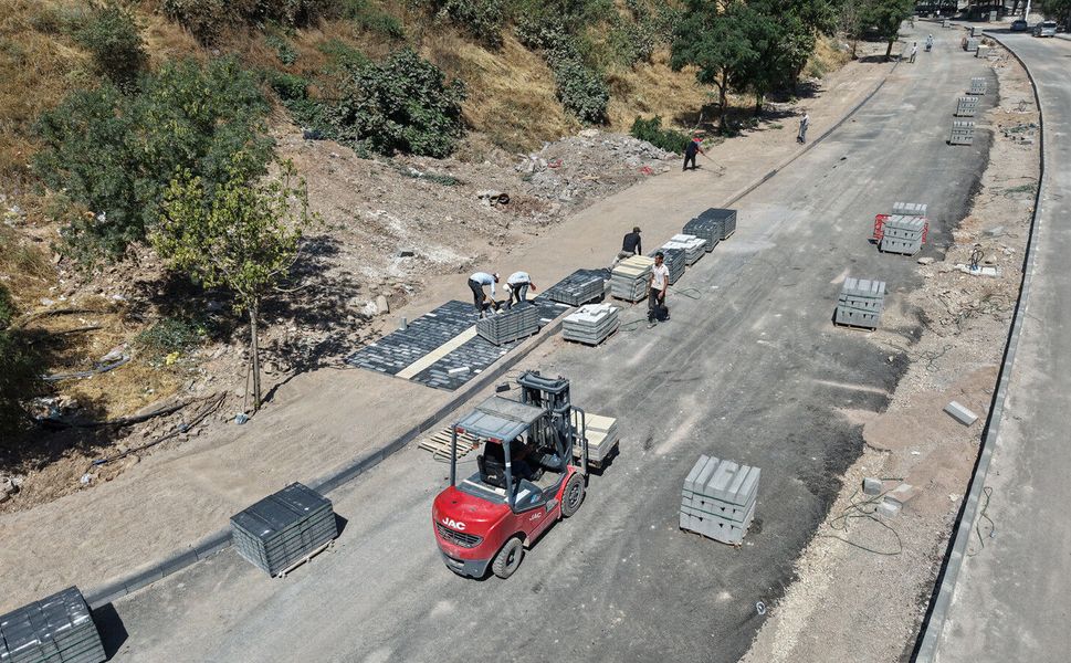 NURSULTAN NAZARBAYEV BULVARI’NDA DÖNÜŞÜM YÜRÜYÜŞ YOLU İMALATIYLA SÜRÜYOR