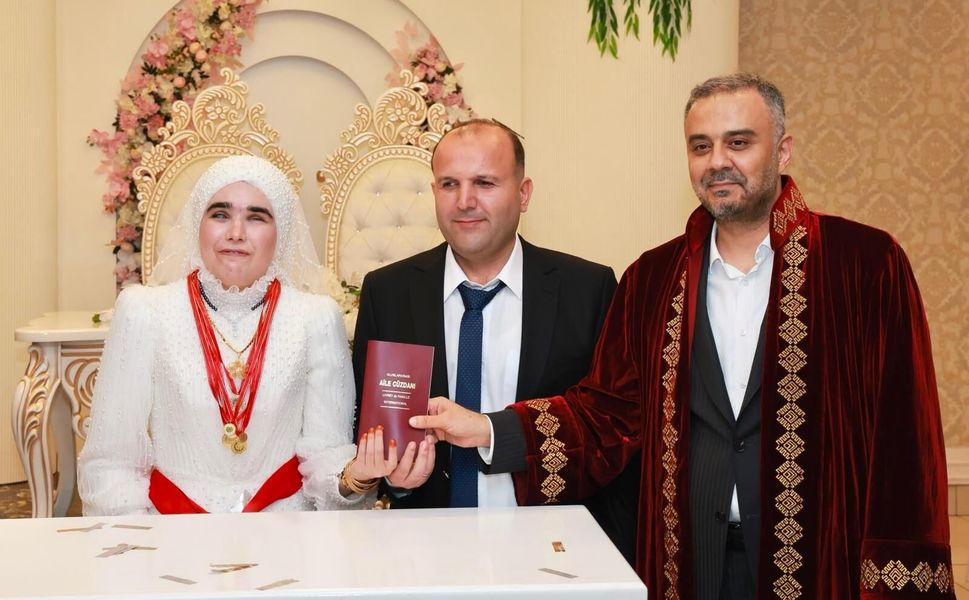 SEVGİ ENGEL TANIMADI, NİKAHI TOPTAŞ KIYDI