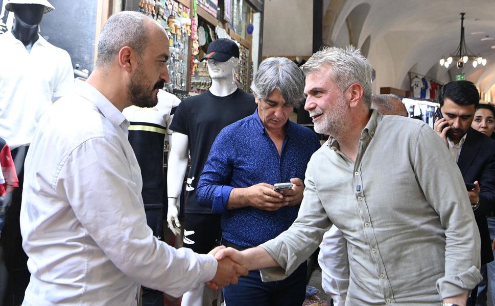 BAŞKAN GÖRGEL, KAPALI ÇARŞI’DA ESNAF VE VATANDAŞLARLA BİR ARAYA GELDİ