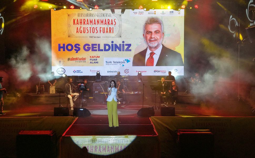 GELENEKSEL AĞUSTOS FUARI’NDA TÜRKÜ VE ŞİİR AYNI EZGİLERDE BULUŞTU