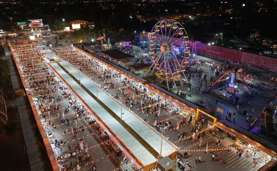 AĞUSTOS FUARI’NIN 17. GÜNÜNDE KAHKAHA VE NOSTALJİ DOLU BİR AKŞAM