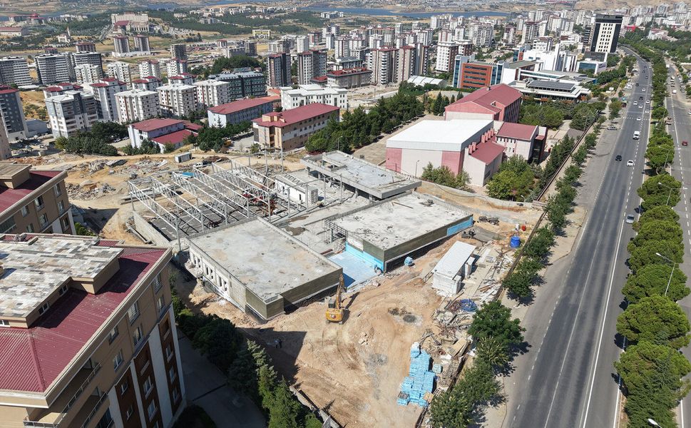 KAHRAMANMARAŞ GENÇLİK VE SPOR MERKEZİ YÜKSELİYOR