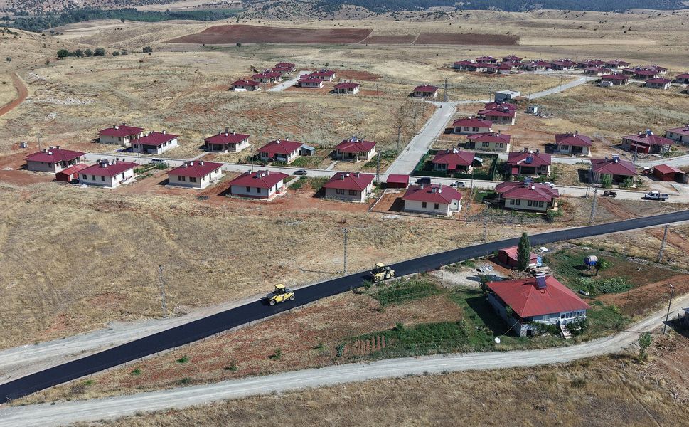 GÖKSUN’DA BİR MAHALLENİN DAHA YOLU YENİLENİYOR