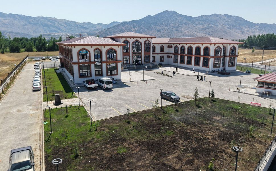 GÖKSUN’UN YENİ HİZMET BİNASINA BÜYÜKŞEHİR DOKUNUŞU