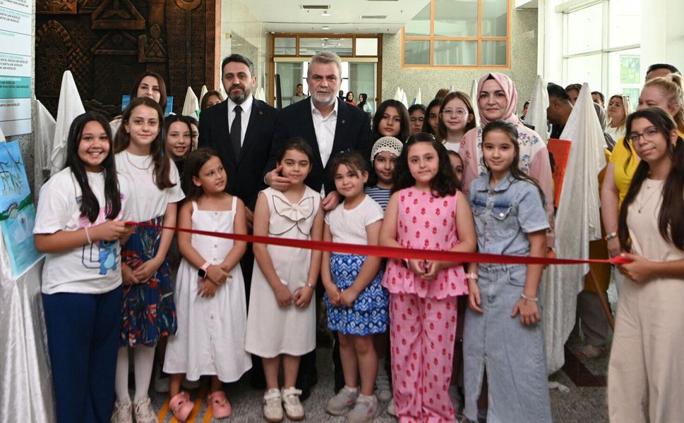 MİNİKLERİN SANAT YOLCULUĞU SERGİYLE TAÇLANDI