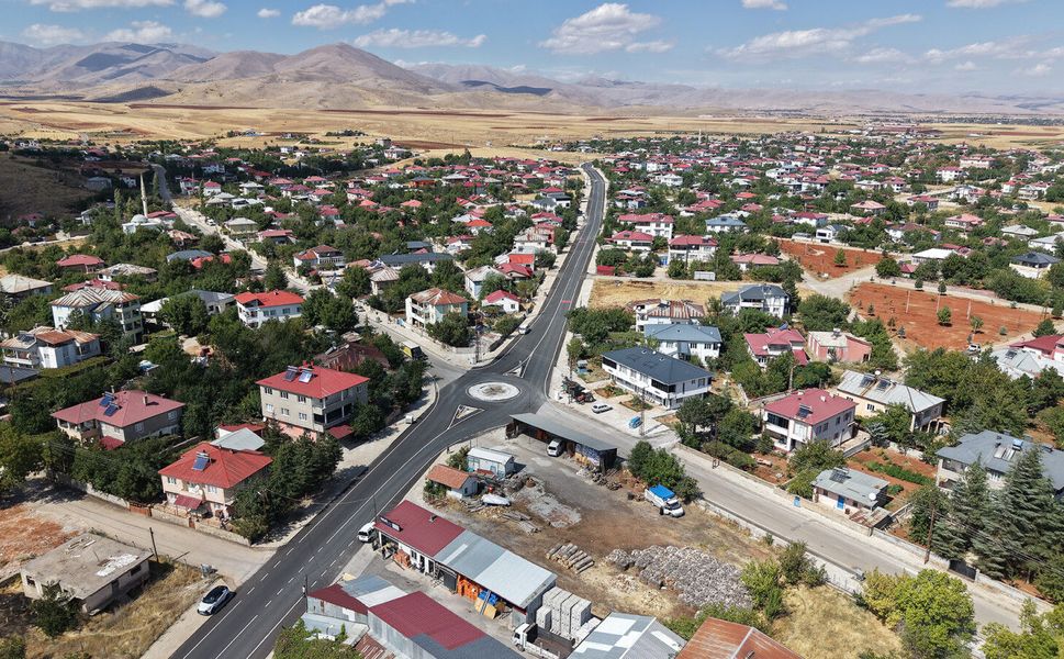 AFŞİN’DE 3 MAHALLENİN ULAŞIMINI İYİLEŞTİREN YOL YATIRIMI TAMAMLANDI