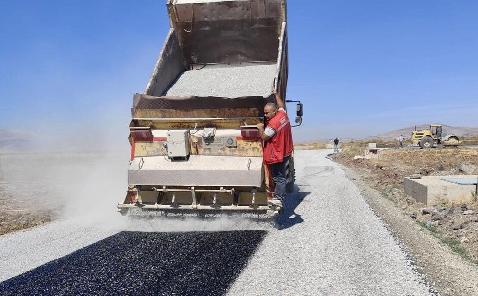 GÖKSUN KIRSALINDA ULAŞIMI İYİLEŞTİREN YOL ÇALIŞMASI