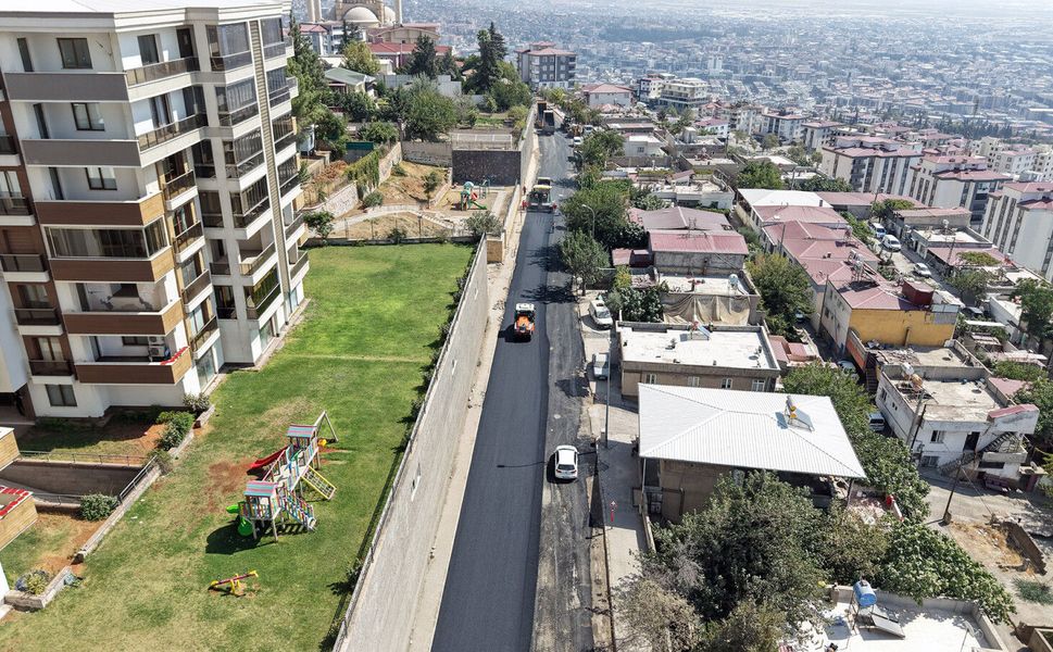 KÂTİP ÇELEBİ CADDESİ’NDE ASFALT MESAİSİ SÜRÜYOR