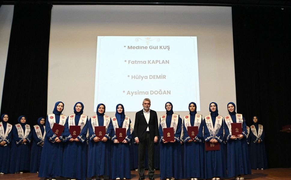 BAŞKAN GÖRGEL, 70 HAFIZIN MEZUNİYET SEVİNCİNE ORTAK OLDU