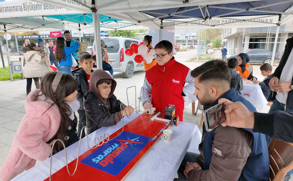 BİLİM OTOBÜSÜ GENÇLERİ UYGULAMALI ETKİNLİKLERLE BULUŞTURDU