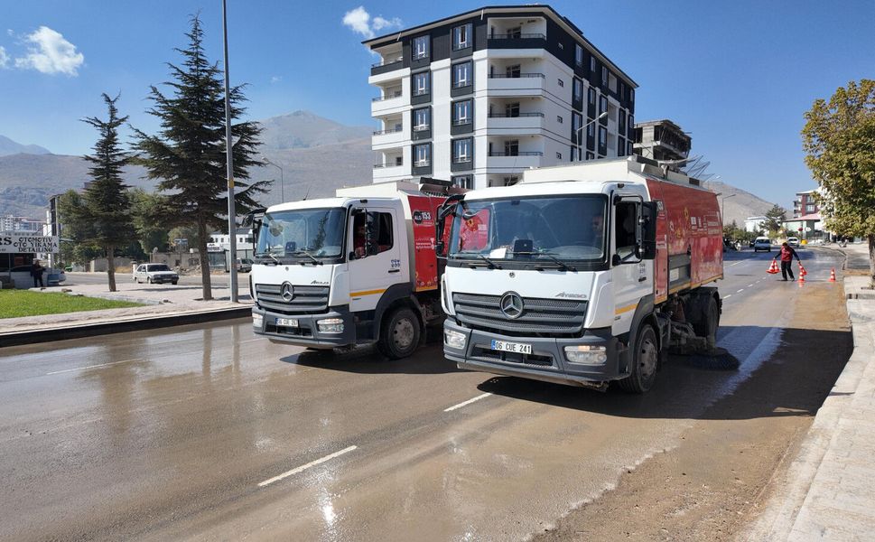 ELBİSTAN’IN CADDELERİNDE TEMİZLİK