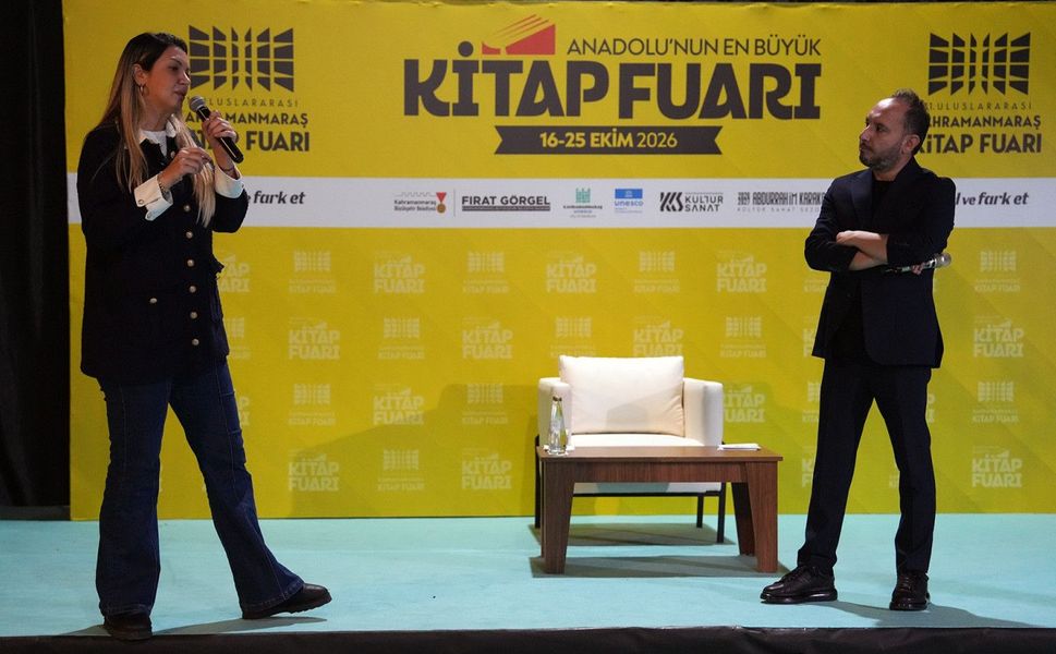 FULYA ÖZTÜRK VE TÜRKER AKINCI KİTAP FUARINDA SEVENLERİYLE BULUŞTU