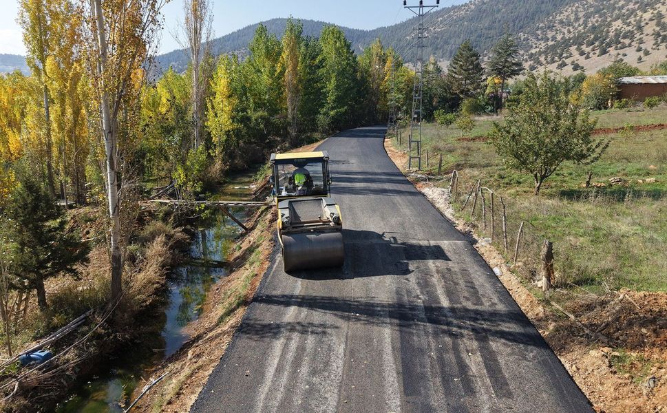 GÖKSUN KIRSALINDA ULAŞIMI İYİLEŞTİREN ASFALT HAMLESİ