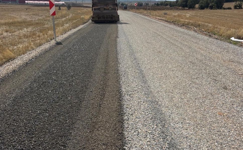 GÖKSUN YENİYAPAN YOLUNDA İKİNCİ KAT ASFALT SERİLİYOR