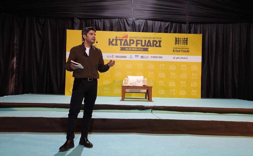 KİTAP FUARINDA 3 ÖNEMLİ İSİM OKURLARIYLA BULUŞTU