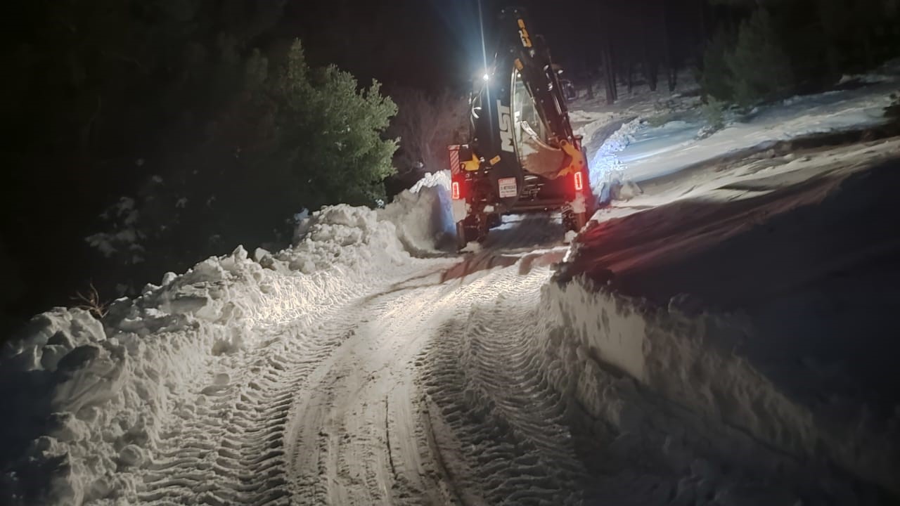 Büyükşehir, Kırsalda da Karla Mücadelesini Kesintisiz Sürdürüyor