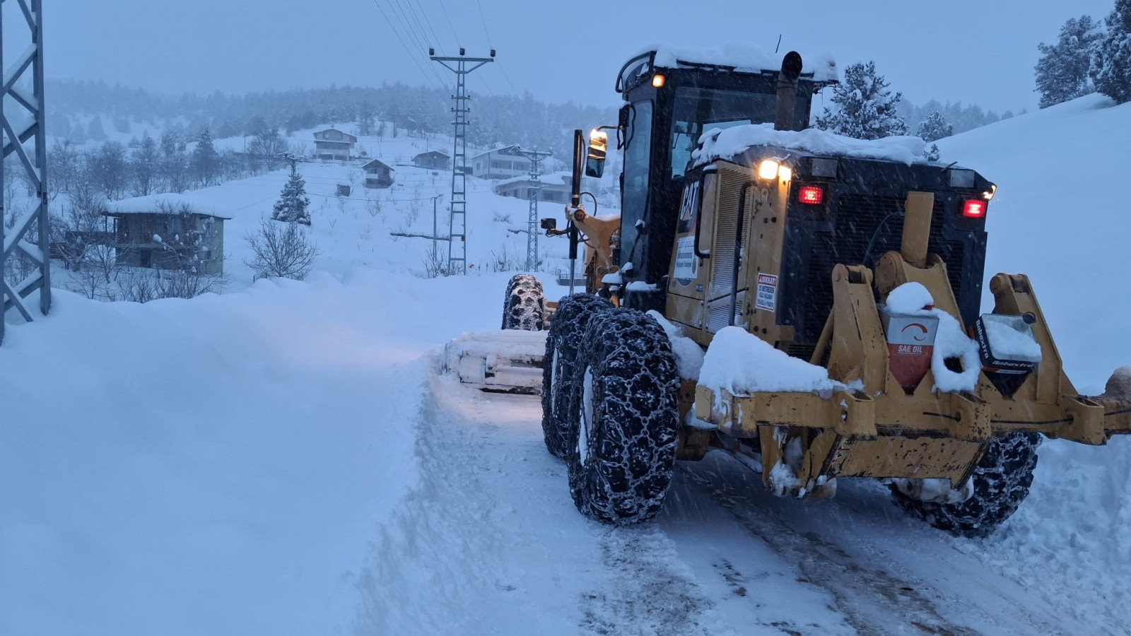 İlçelerde ve Kırsal Mahalle Yollarında da Kar Temizliği İçin Büyükşehir Sahada