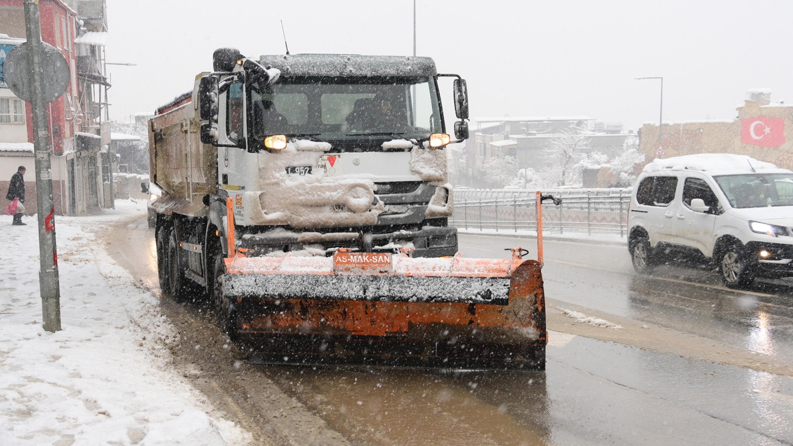 Kahramanmaraş’ta Son Yılların En Sert Kışı Yaşanıyor; Büyükşehir Tüm İmkanlarıyla Sahada