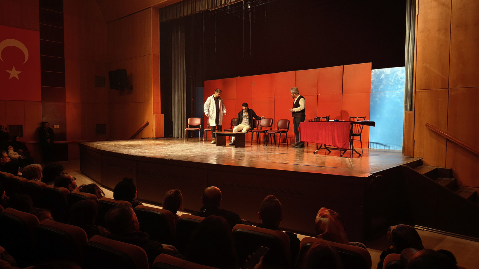 “Deliriyorum Haberin Olsun” Gösterisi Tiyatroseverleri Kahkahaya Boğdu