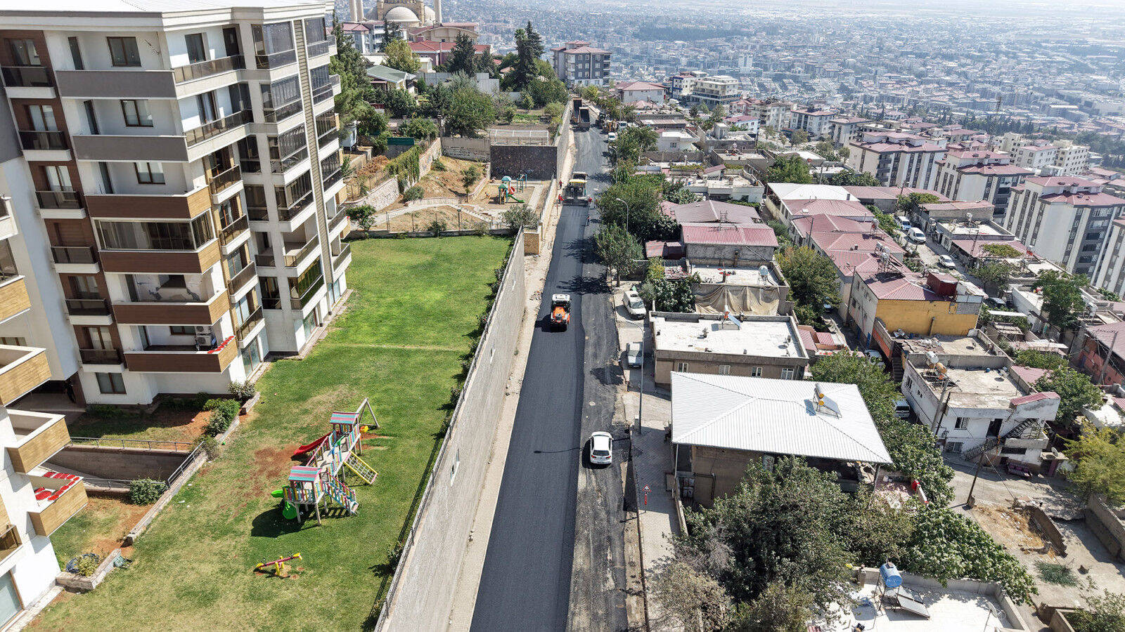 KÂTİP ÇELEBİ CADDESİ’NDE ASFALT MESAİSİ SÜRÜYOR