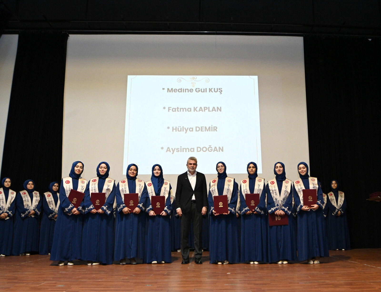 BAŞKAN GÖRGEL, 70 HAFIZIN MEZUNİYET SEVİNCİNE ORTAK OLDU